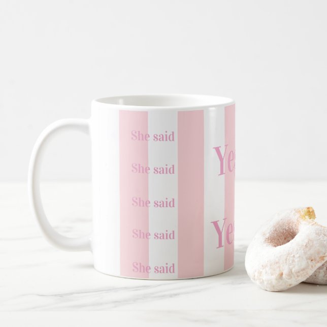 Tazas de café con rayas rosadas y blancas ¡Ella di (Con donut)