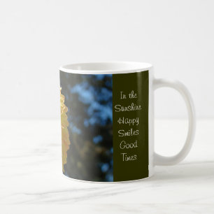 Tazas de café en el sol Flores de Dalia naranja