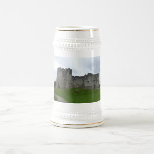 Tazas de cerveza del castillo de Chepstow, Gales.