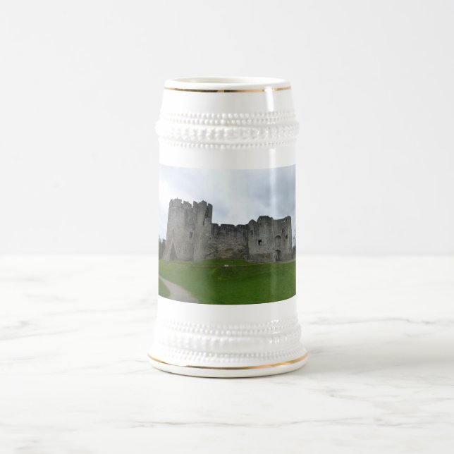Tazas de cerveza del castillo de Chepstow, Gales. (Centro)