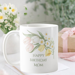 Tazas de cumpleaños con tulipanes rosados y narcis