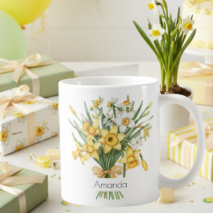 Tazas de cumpleaños de marzo con narcisos amarillo