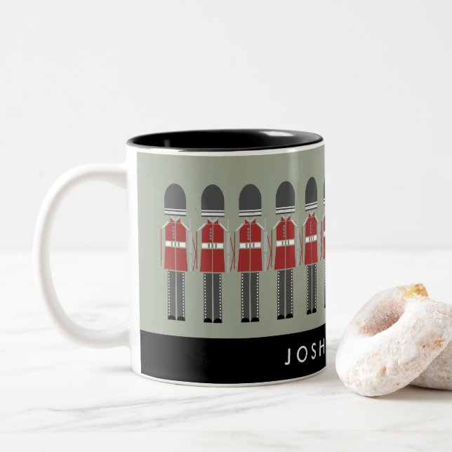 Tazas del Dos-tono de los guardias de la reina (Con donut)