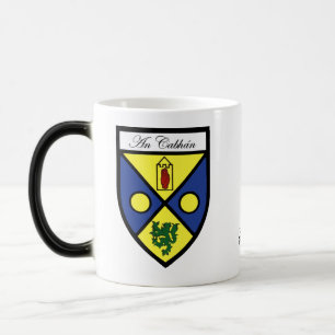 Tazas del mapa y del escudo de Cavan del condado