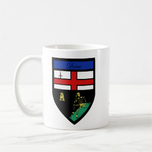 Tazas del mapa y del escudo de Derry del condado
