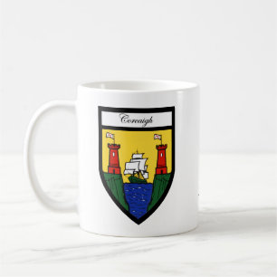 Tazas del mapa y del escudo del corcho del condado