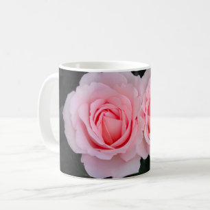 Tazas soñadoras de los rosas