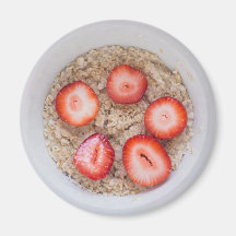 Tazón de avena y imán de fresas