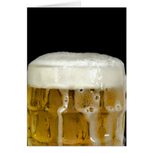 tazón de cerveza desbordante sobre negro