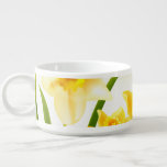 Tazón Pascua Personalizado Daffodil Primavera<br><div class="desc">Pintado de Daffodils de Primavera con el Tazón de Regalo de Pascua de Monogramas personalizado. Un único personalizado de Pascua / Cualquier Ocasión de regalos para su familia y amigos o un toque especial para su Mesa de Brunch de Pascua. Tarjetas de correspondencia, favores y regalos disponibles en la Categoría...</div>