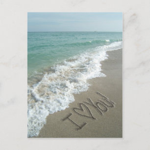 Te amo, arena escribiendo en la tarjeta Beach Post