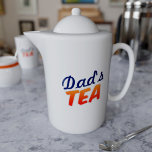 Té Bebida Papá Nombre Tetera Personalizada<br><div class="desc">¿A tu papá le gusta el té? ¿Le gusta que se prepare a su manera especial? Consíguele esta tetera sólo para él. Fácil ya que tiene su nombre en ella</div>