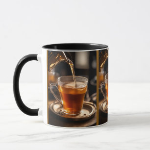 Té de hierbas caliente vertido en una taza de vidr