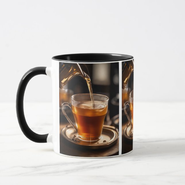Té de hierbas caliente vertiéndose en una taza de  (Izquierda)