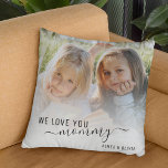 Te queremos, mamá Cojín decorativo de fotos<br><div class="desc">La almohada personalizada de lanzamiento de la mamá incluye una foto de la familia, las palabras "te amamos mamá" y los nombres de los niños. ¡Se puede cambiar a cualquier relación! Un regalo perfecto para el Día de la Madre, fácil de personalizar y el estilo de letra, el tamaño y...</div>