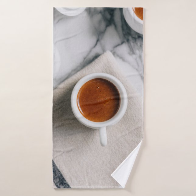 TEACUP BLANCO CERÁMICO LLENO DE LÍQUIDO ROJO (Toalla de baño)