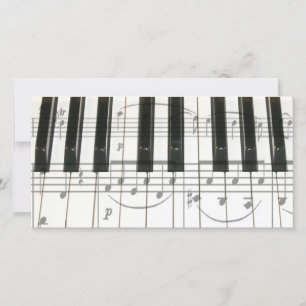 Teclado de piano y notas de música
