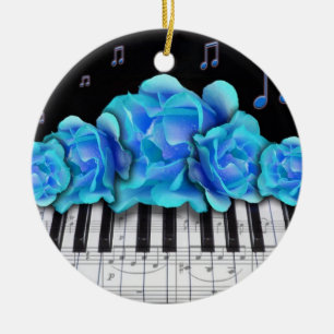 Teclado de piano y ornamento azul de los rosas