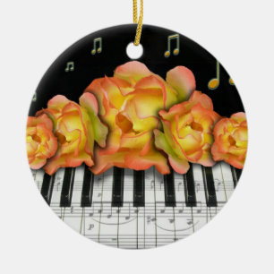 Teclado de piano y ornamento de los rosas
