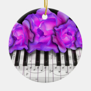 Teclado de piano y ornamento del navidad de los