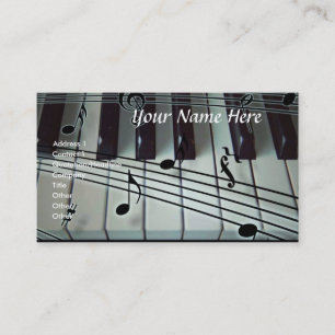 Teclado de piano y tarjeta de visita de las notas