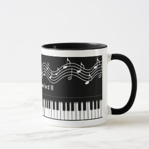 Teclado de piano y taza de las notas