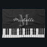 Teclas de piano blanco y negro monograma toalla de<br><div class="desc">Toalla de cocina monograma personalizada con teclas de piano blanco y negro. Haz tu propio regalo único de cumpleaños o Navidades para músicos, profesores de piano, instructores, estudiantes, músicos, animadores, profesores, amigos, etc. Diseño de teclado con diseño elegante con el logotipo de monograma de tipografía de escritura. Elegante diseño de...</div>