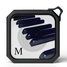 Teclas de piano en blanco y negro con iniciales pe