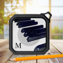 Teclas de piano en blanco y negro con iniciales pe
