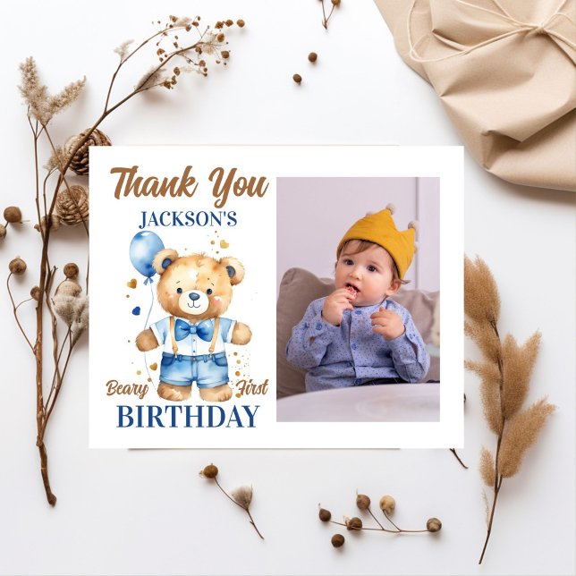 Teddy bear boy cumpleaños, gracias tarjeta de foto (Beary first teddy bear themed birthday photo thank you card watercolor cute teddy bear with balloon)