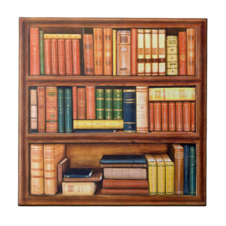Teja antigua del estante de la biblioteca de los