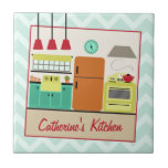 Teja colorida retra de la cocina<br><div class="desc">Una teja de la cocina que ofrece un ilustracion de una cocina inspirada retra adornada con un rojo, una turquesa, un naranja, y un esquema de color del amarillo. Personalice con su nombre en rojo. El fondo es azul claro con zigzags.</div>