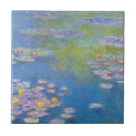 Teja de los lirios de agua amarilla de Monet<br><div class="desc">Teja de los lirios de agua amarilla de Monet. Aceite en lona a partir de 1908. Monet es famoso por sus pinturas del lirio de agua. Este trabajo está a partir de 1908 y ofrece la charca de Giverny en suavemente azul y púrpura con las flores del lirio de agua...</div>