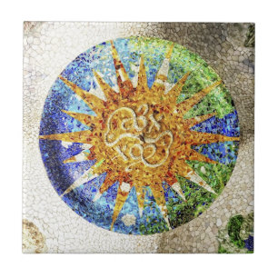 Teja de mosaicos de Guell del parque