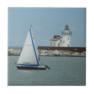 Teja decorativa del velero y del faro