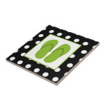 Teja multicolora de las rayas<br><div class="desc">Una teja que ofrece un ilustracion de un par de flips-flopes verdes dentro de un cuadrado resumido en verde sobre un fondo negro con los lunares blancos.</div>