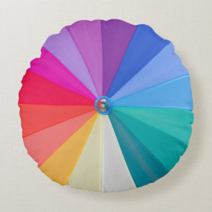 Tejidos de color sobre almohada de tiro redondo de