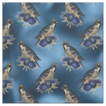 Aves coronadas con flores azules
