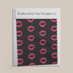 Tela Besos de impresión de labios rosados en negro