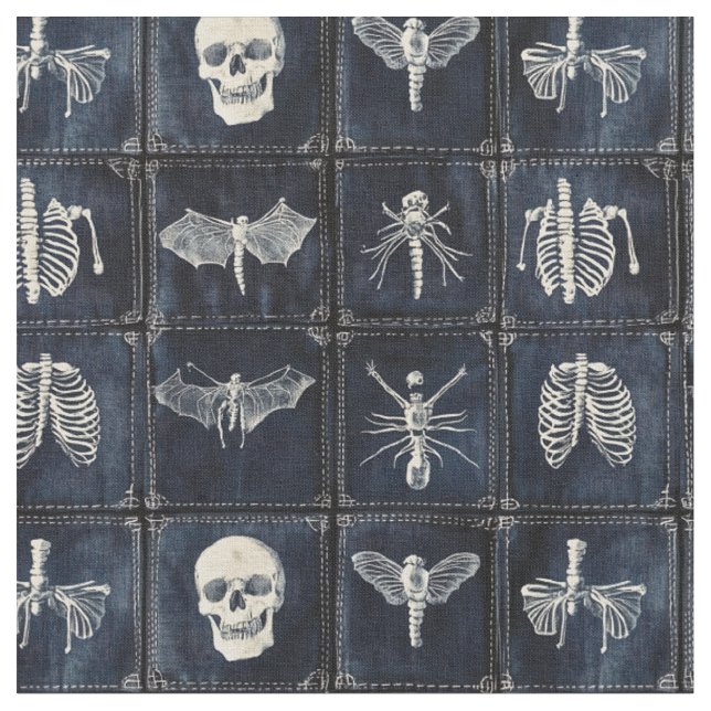Tela Denim Quilt con calaveras e insectos (De cerca)