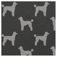El caniche estándar siluetea el modelo gris y