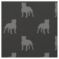 El perro de Staffordshire bull terrier siluetea el