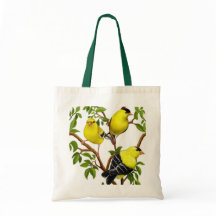 Goldfinches en bolso de las ramas de árbol