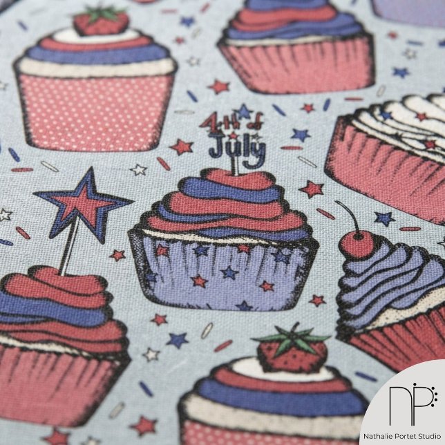 Tela Lienzo de Cupcake del 4 de Julio (This July 4th Cupcake Linen features fine-line pen-and-ink sweet treats designed for festive holiday)