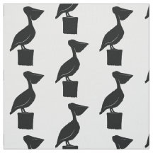 Pelícano en un poste en silueta