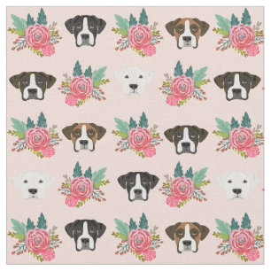 Tela perro boxeador frente a floral rosa pastel