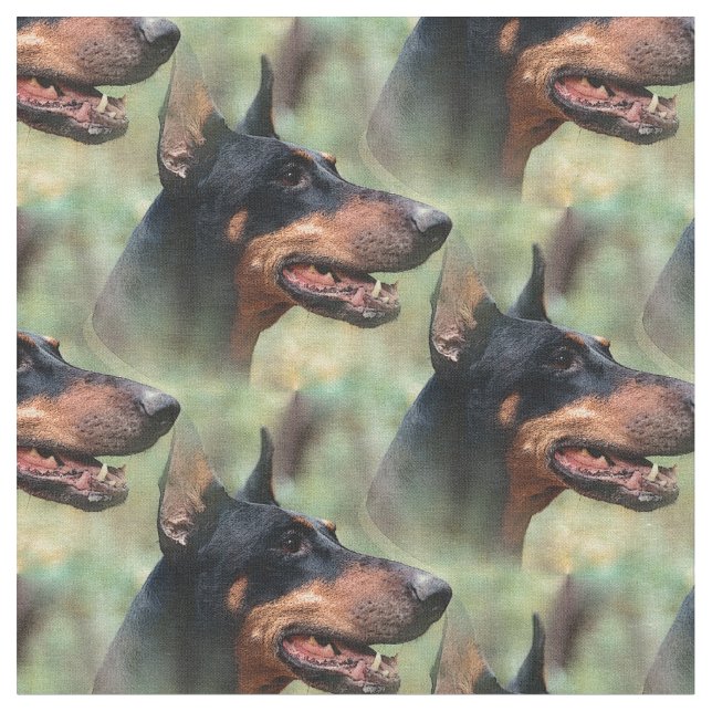 Tela Pinscher del Doberman en las maderas (De cerca)