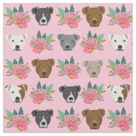 Tela Pitbull se enfrenta a flores rosas