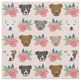 Tela Pitbull se enfrenta a flores rosas