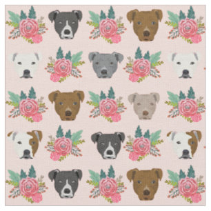 Tela Pitbull se enfrenta a flores rosas